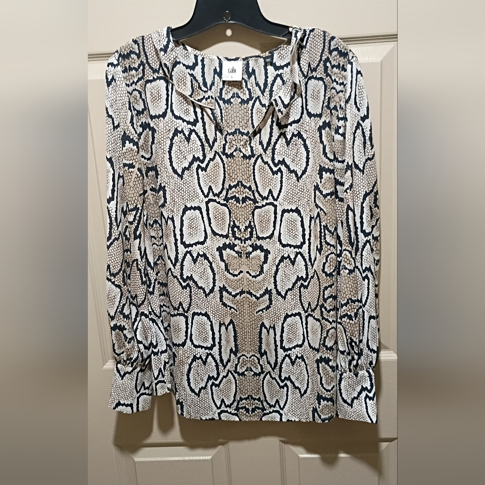 CAbi Top Womens-Large-Serpentine Blouse Ivory Snake Print Ruffle V Neck